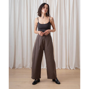 loose barrel pant in dark taupe