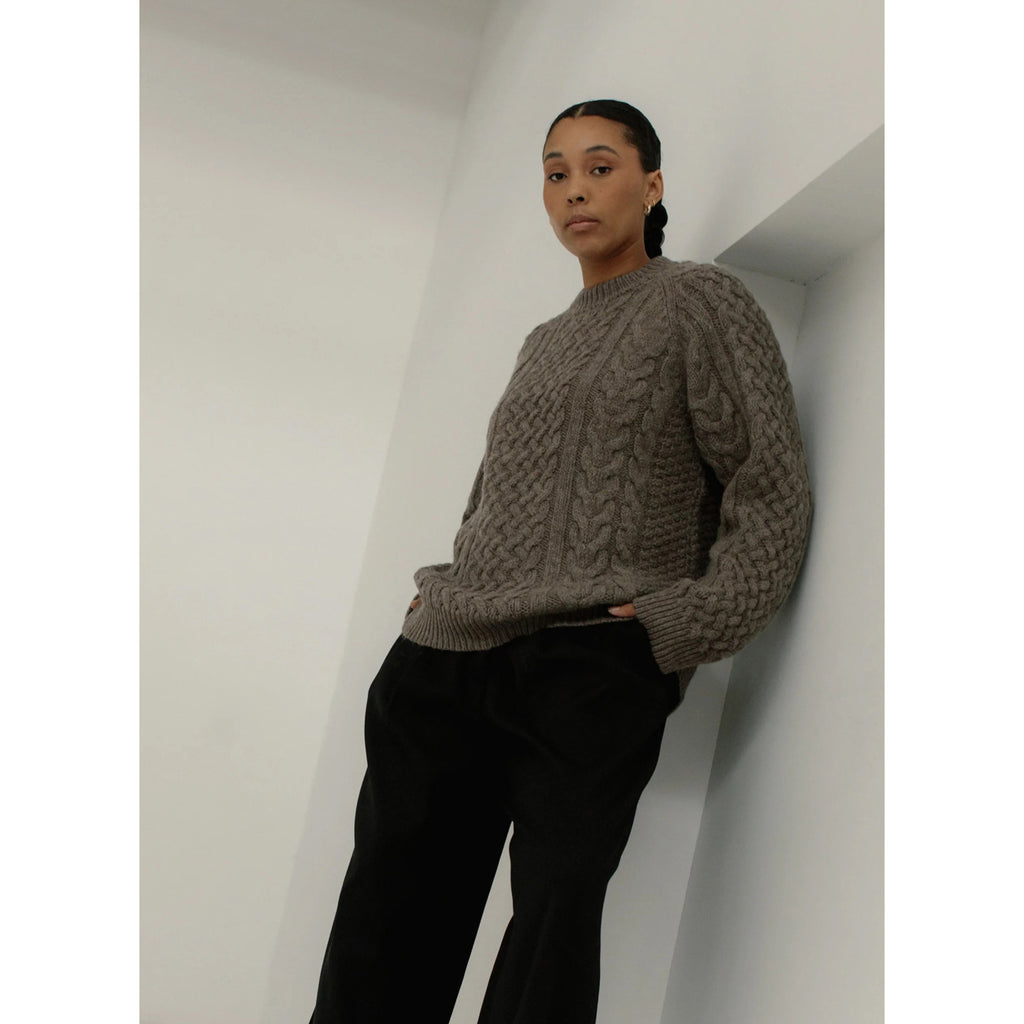 Bare Knitwear Porteau Cable Crew (Root) - Victoire Boutique - Tops
