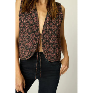 felicity vest in fleur-de-lis black