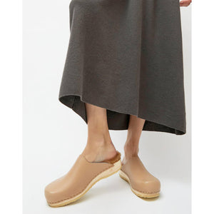 contour clog w/ shearling in camel